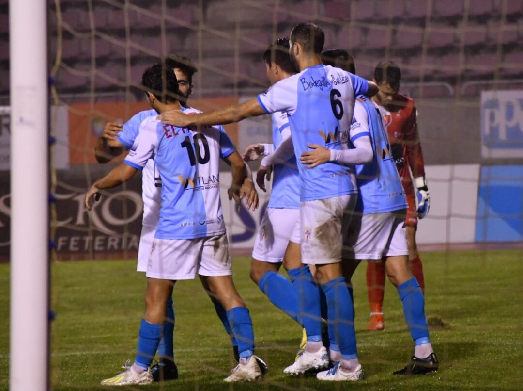 Los jugadores del Compos celebran el gol de Josiño ante la Arandina