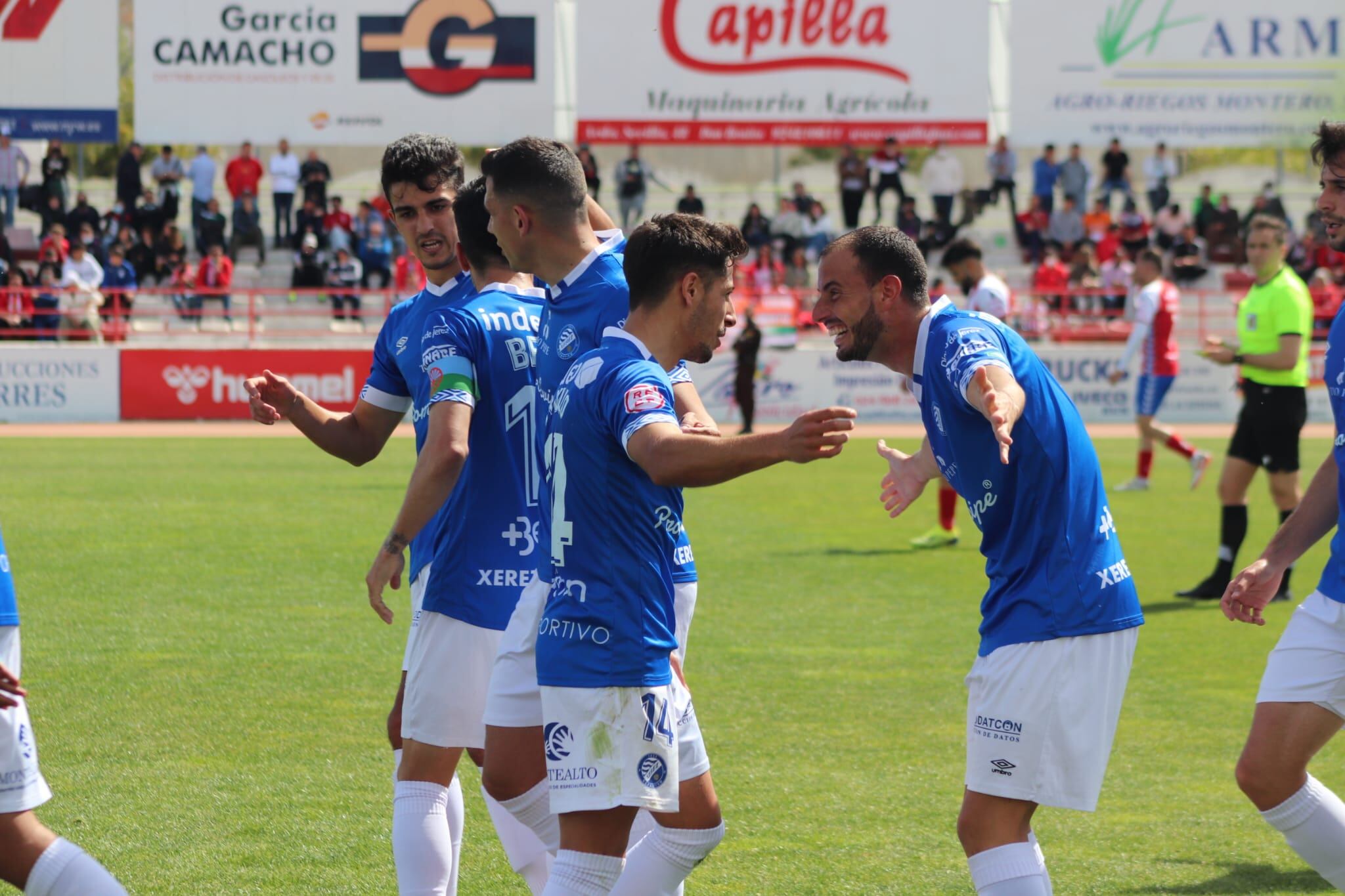Jacobo felicita a Javilillo por el gol ante el Don Benito