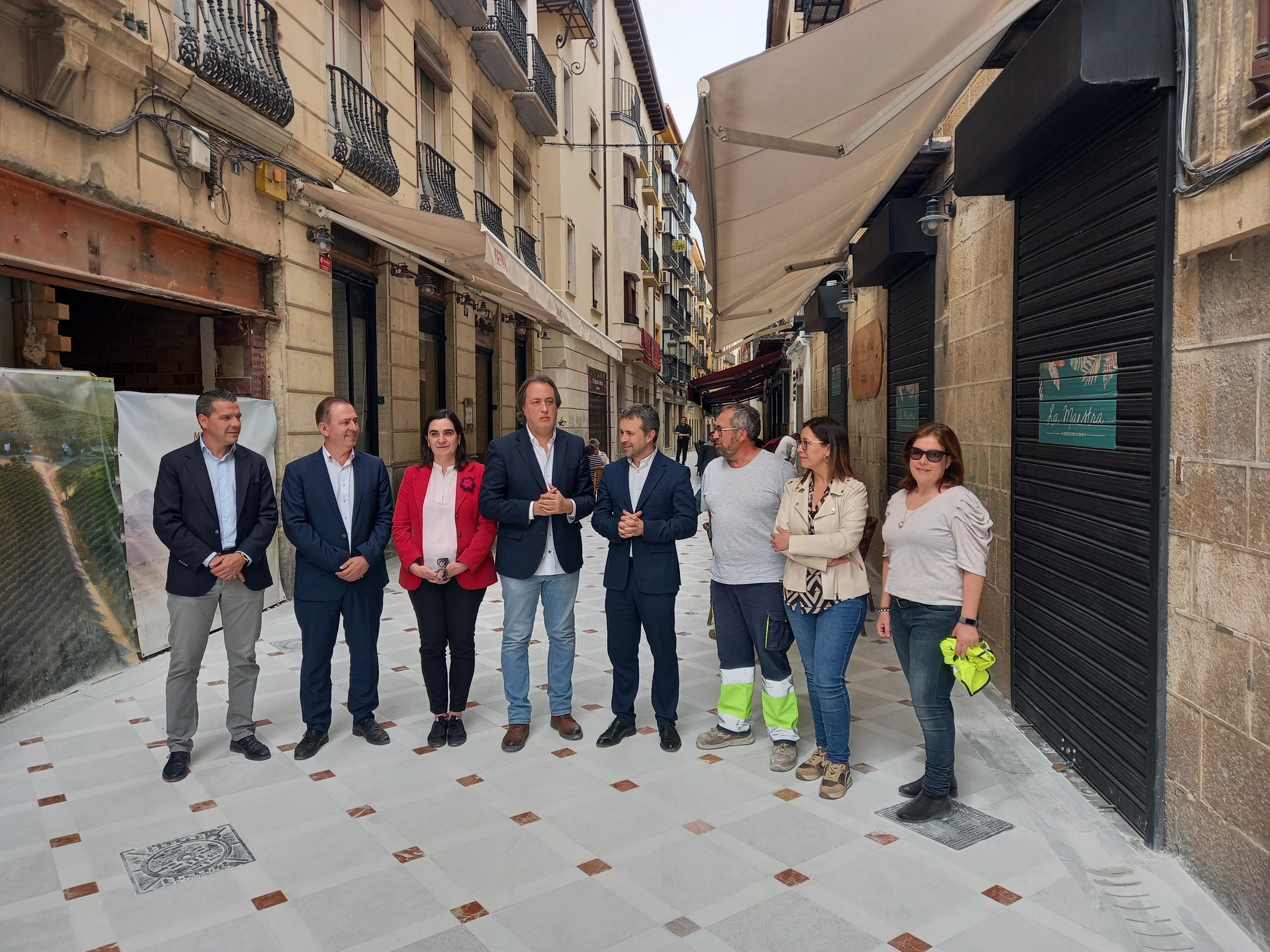 El alcalde de Jaén, Julio Millán, concejales del equipo de gobierno y responsables de la obra en la reapertura de la calle Maestra.