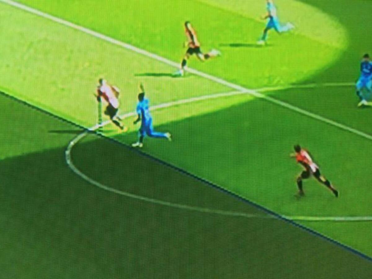 La RFEF protesta contra la televisión por tirar una línea de fuera de juego independiente del VAR