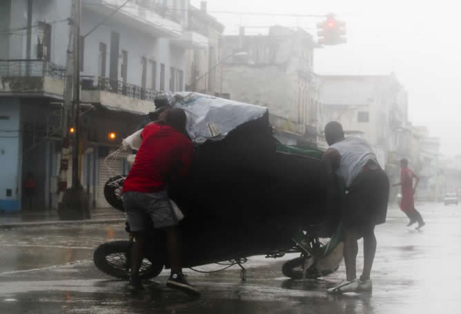 Paso del huracán Gustav al sur de la Habana en Cuba