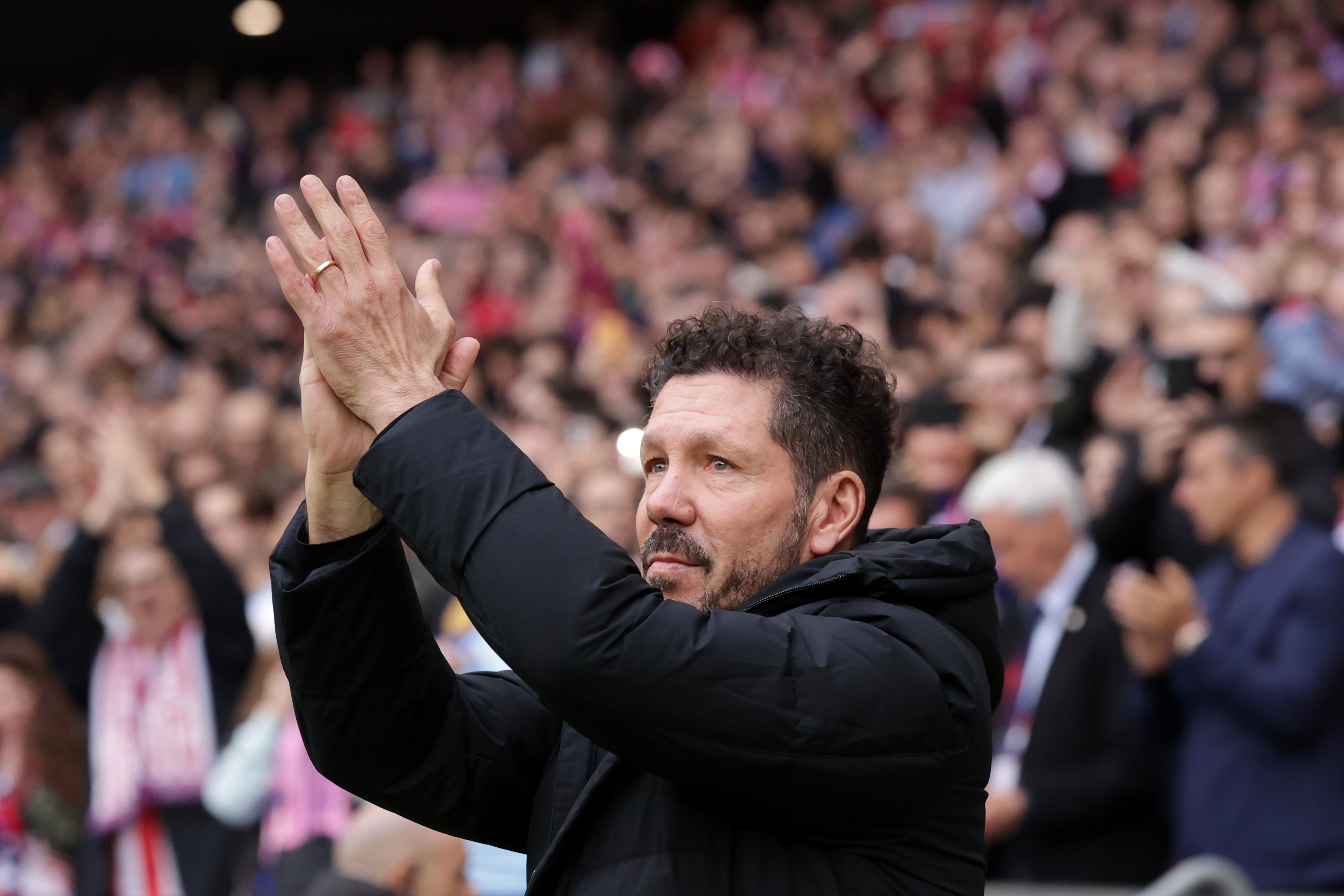 &#039;El Cholo&#039; Simeone recibe el cariño de la afición del Atlético de Madrid