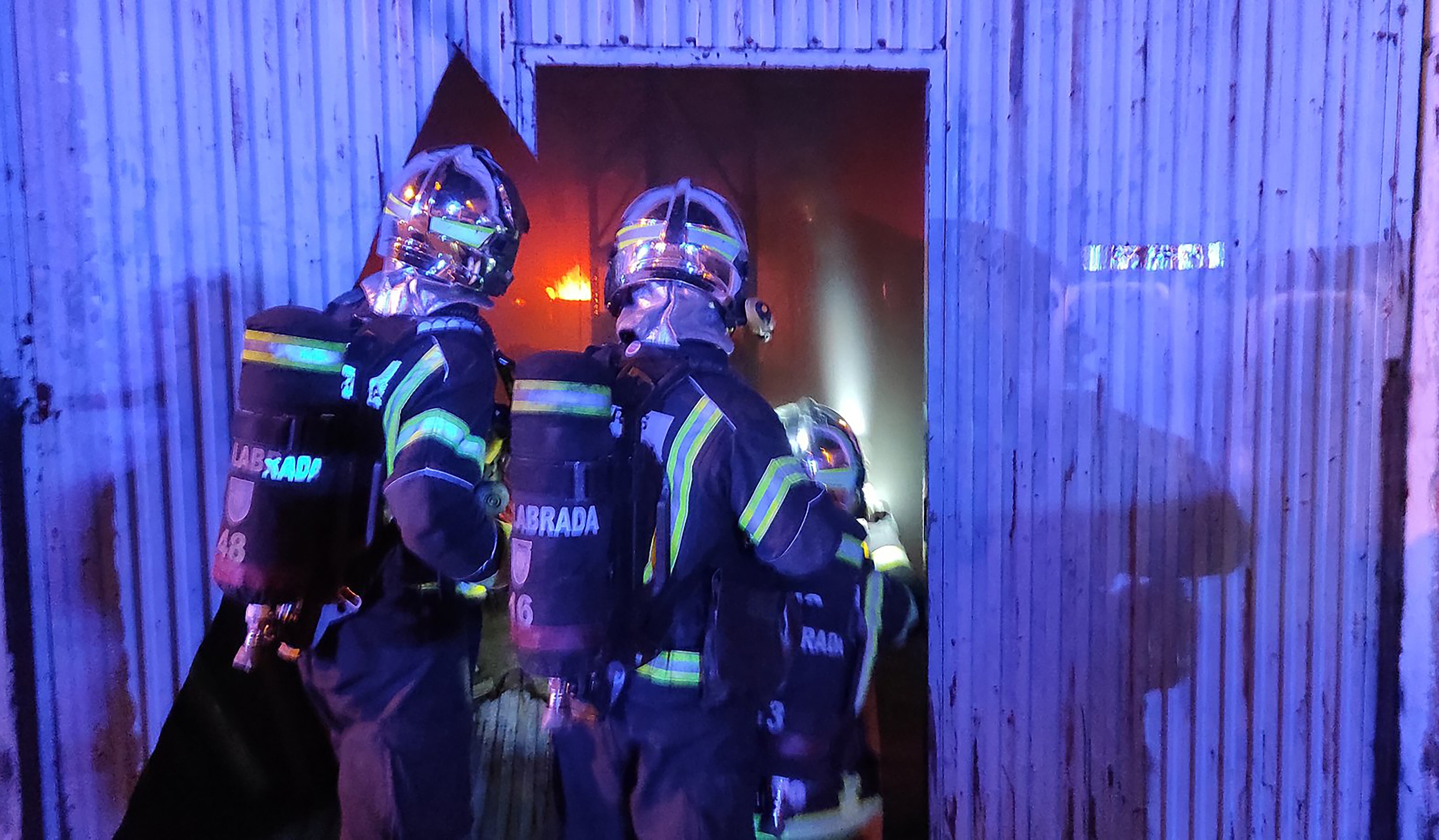 Dos bomberos controlan un incendio