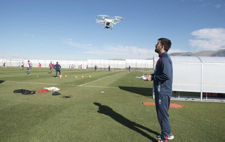 Alvaro García, analista del cuerpo técnico del Granada CF, es el encargado de hacer volar un dron con cámara incorporada con el que ha innovado sus entrenamientos José Ramón Sandoval