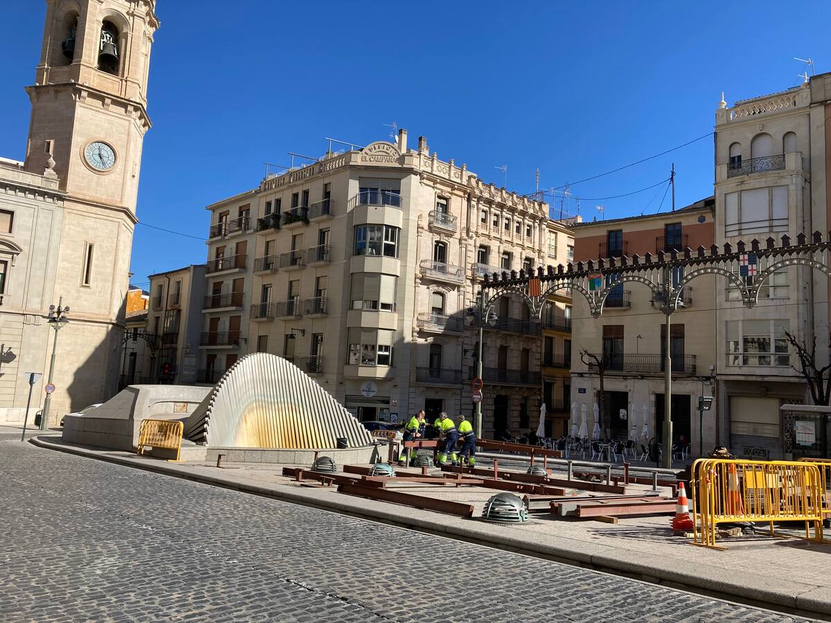 El castillo de Fiestas de Alcoy comienza a asomar 22 meses después