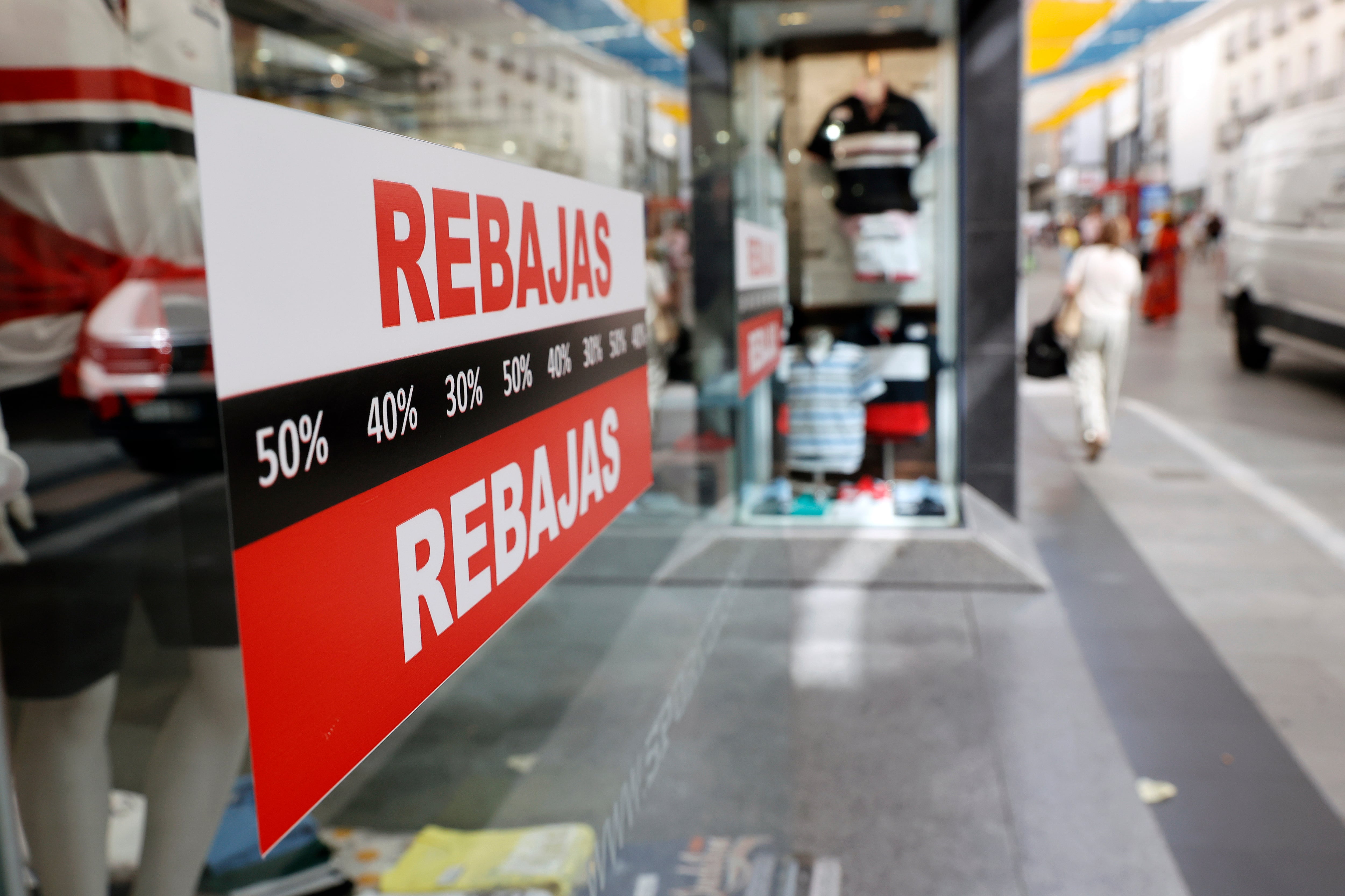 Escaparate de una tienda en Madrid al comienzo de las rebajas de verano.