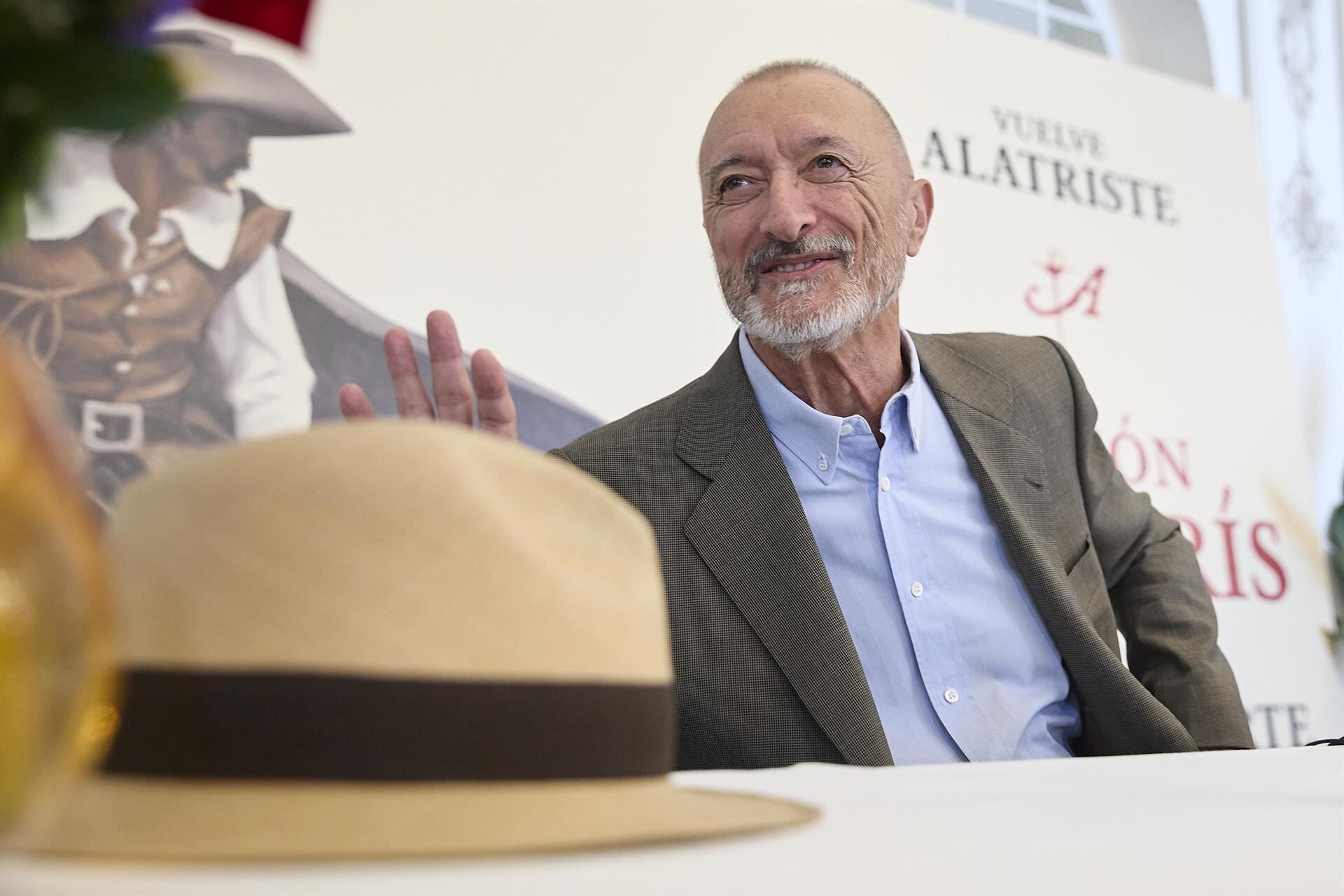 El autor Arturo Pérez-Reverte presenta en un desayuno de prensa su nueva novela 'Misión en París', en The Palace Hotel, a 2 de septiembre de 2025, en Madrid (España). Pérez-Reverte recupera el capitán Alatriste en esta novela ambientada en París.