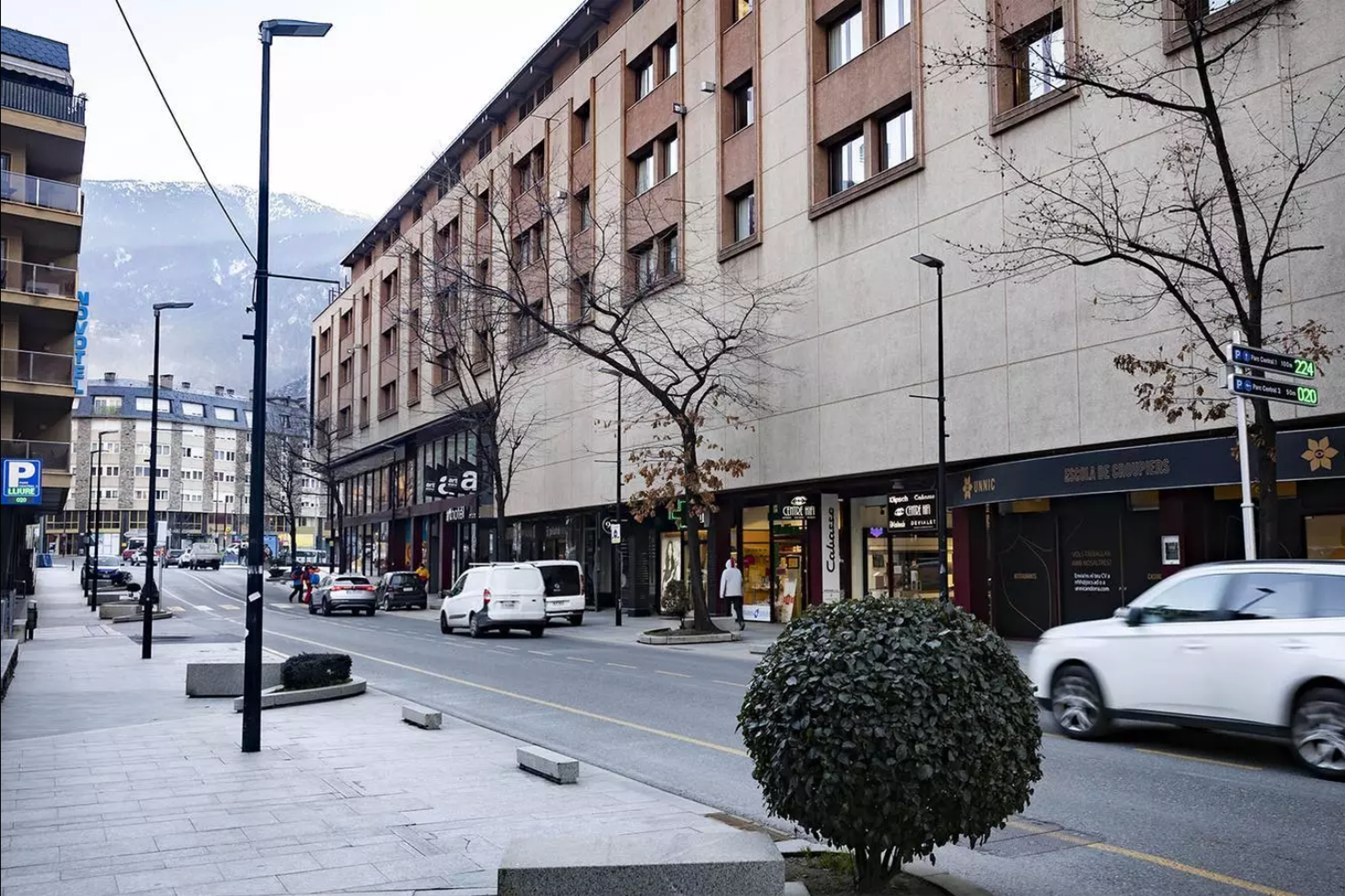 Trams del carrer Prat de la Creu que quedarà afectat pels treballs d'enquitranament que comencen avui.