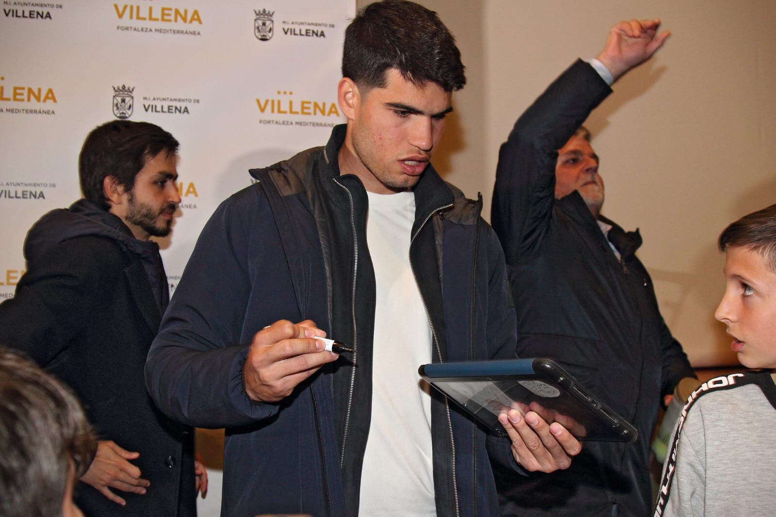 Alcaraz firmando autógrafos a los niños y niñas presentes