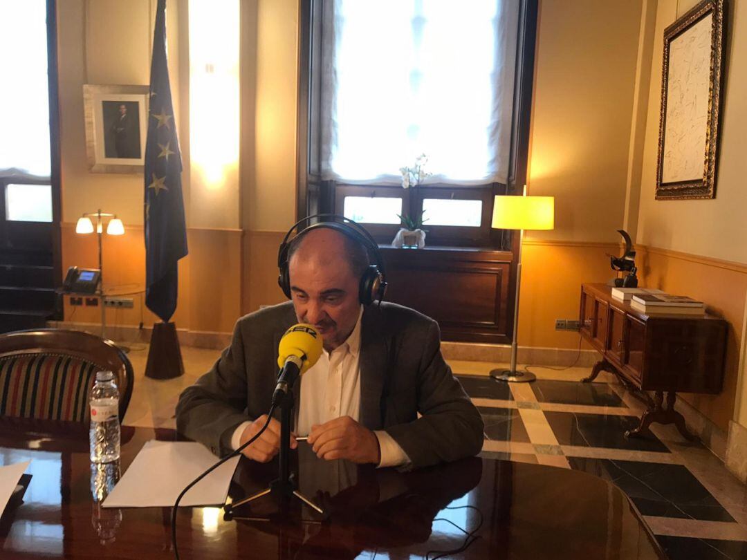 El presidente de Aragón, Javier Lambán, entrando el directo en La Rebotica desde la sede del Gobierno regional 