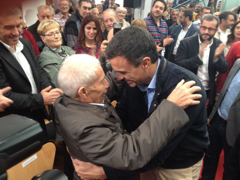 Pedro Sánchez con Antonio Fernández en Toral de los Vados