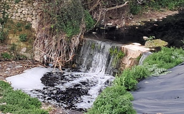 Imagen del río de color negro por la contaminación de origen desconocido