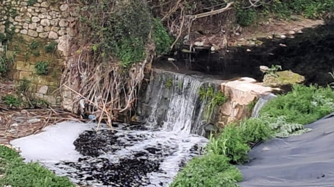 Imagen del río de color negro por la contaminación de origen desconocido
