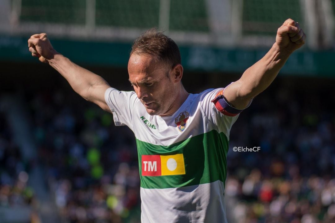 Nino celebra uno de sus muchos goles con el Elche