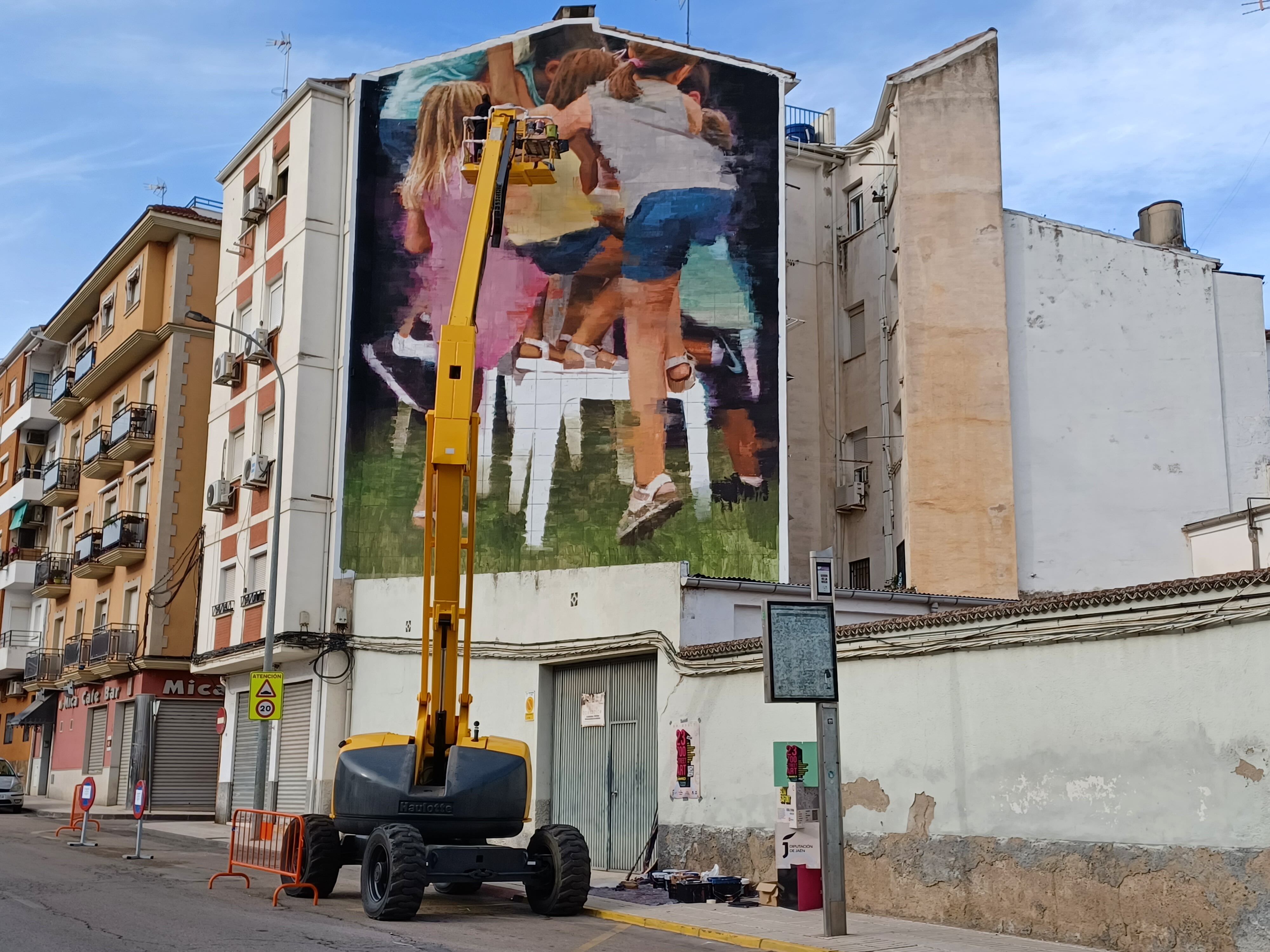 Mural de Slim Safont, en su proceso de creación en Linares.
