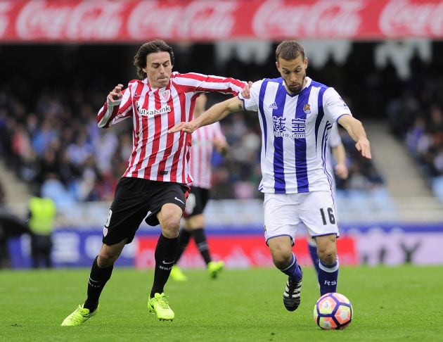 Iturraspe intenta robar un balón a Canales, en un partido de la temporada pasada