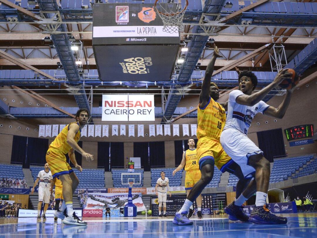 Steven Enoch, que fue otra vez el mejor del Obradoiro, se dispone a finalizar una jugada