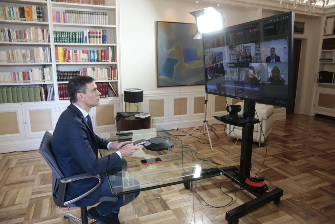 El presidente del Gobierno, Pedro Sánchez, preside por videoconferencia la reunión interministerial para el seguimiento de medidas por el coronavirus, en la Moncloa, en Madrid (España), a 13 de marzo de 2020. 
 