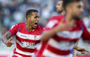 GRA513. SAN SEBASTIÁN, 17/05/2015.- El delantero marroquí del Granada Youssef El-Arabi celebra el primer gol de su equipo que ha marcado frente a la Real Sociedad, durante el partido de la trigésima séptima jornada de la Liga de Primera División que se ju