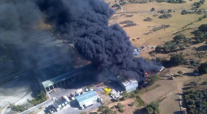 Imagen aérea del incendio que afecta a la planta de reciclaje de Casares