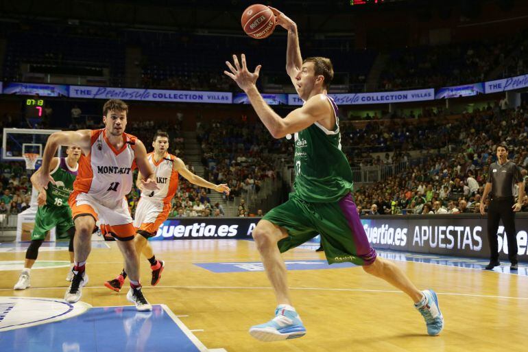 Fran Vázquez penetra a canasta 