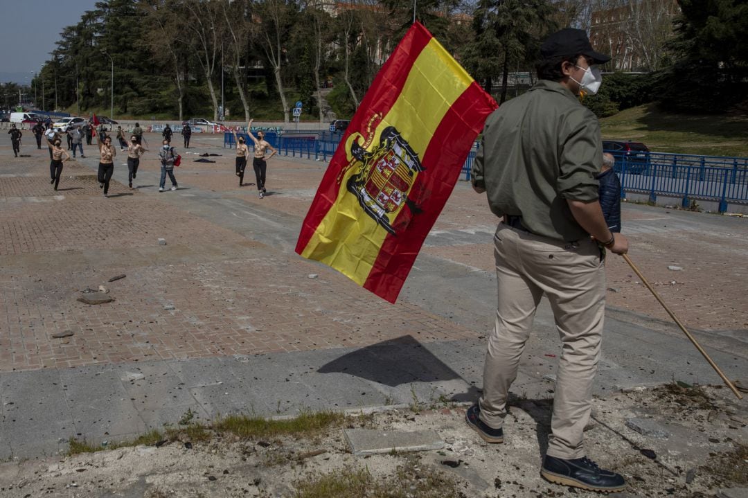 Un grupo de activistas de Femen irrumpen en un acto de franquistas en Madrid