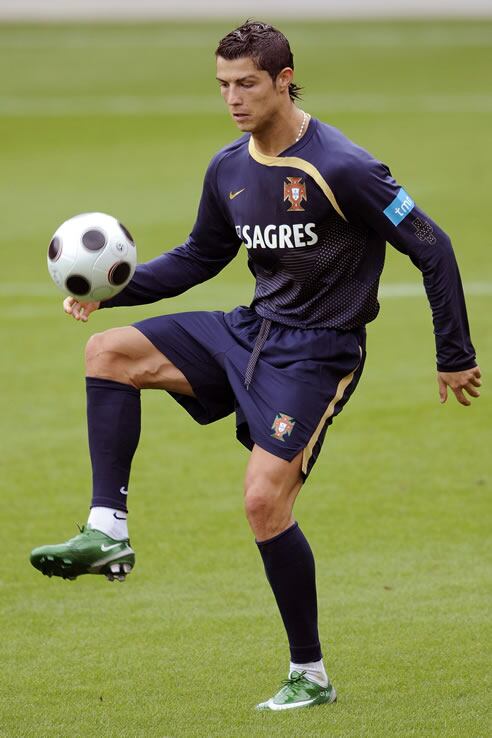 Cristiano Ronaldo entrena en la concentración de Portugal de cara a la Eurocopa.