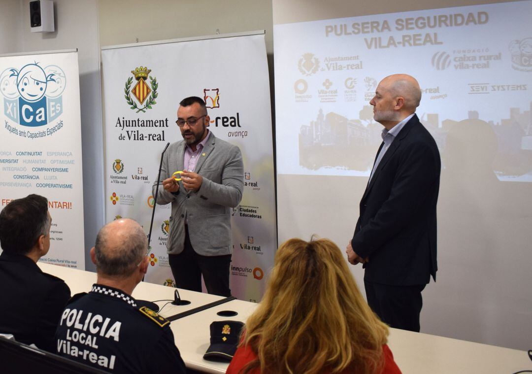 El alcalde de Vila-real, José Benlloch, en la presentación de la pulsera de seguridad