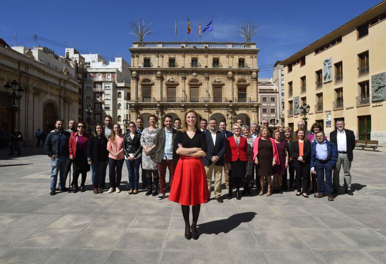 La alcaldesa, Amparo Maro, y el grupo municipal del PSPV en el Ayuntamiento de Castellón, con Carmen Oliver al fondo.