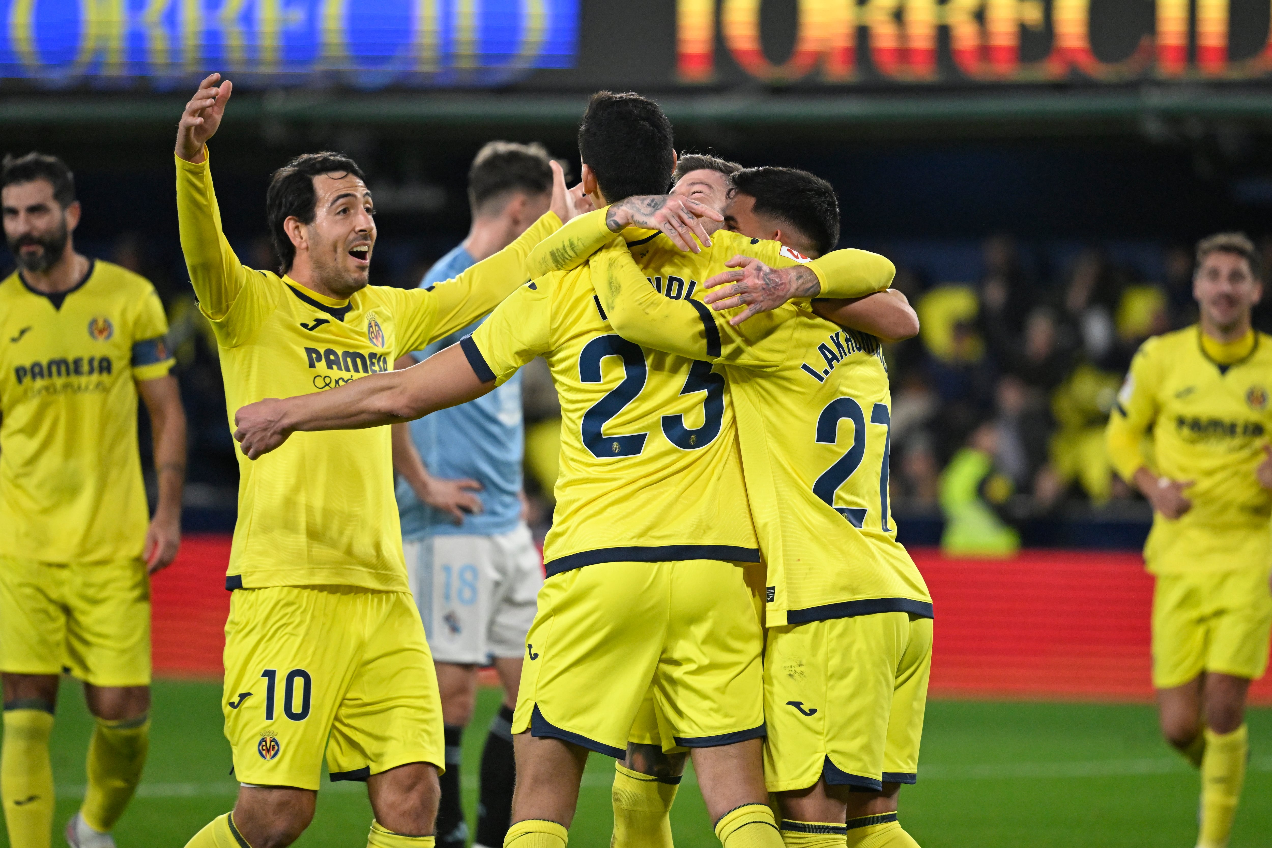 VILLARREAL (CASTELLÓN), 20/12/2023.- El defensa del Villarreal Asissa Mandi (c) celebra con sus compañeros tras marcar el segundo gol ante el Celta, durante el partido de LaLiga EA Sports de fútbol que Villarreal CF y Celta de Vigo disputan este miércoles en el estadio de La Cerámica. EFE/Andreu Esteban
