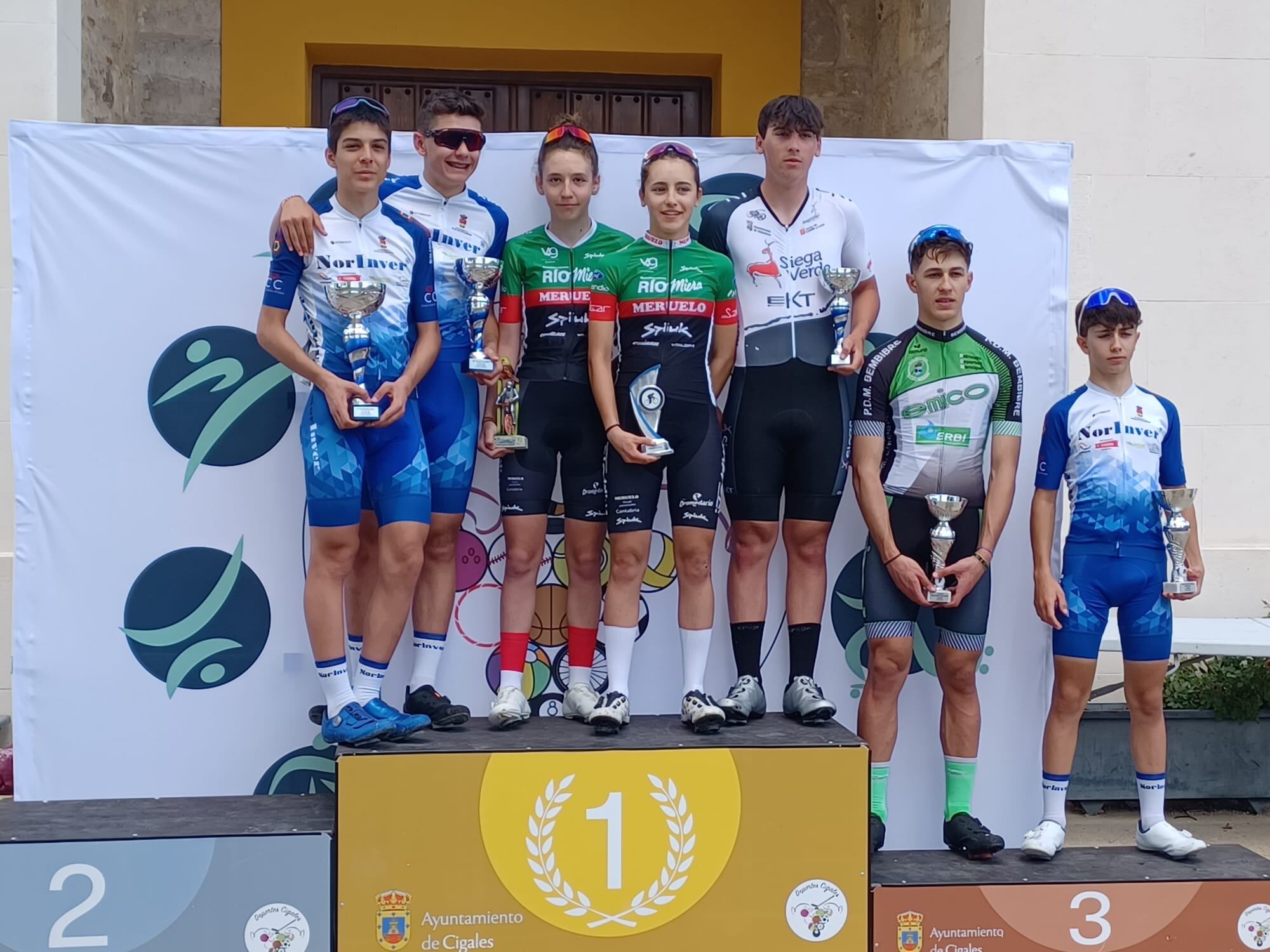 María Cabañas -1º por la izq- y Gabriel Díez -1º por la izq- brillaron en Cigales