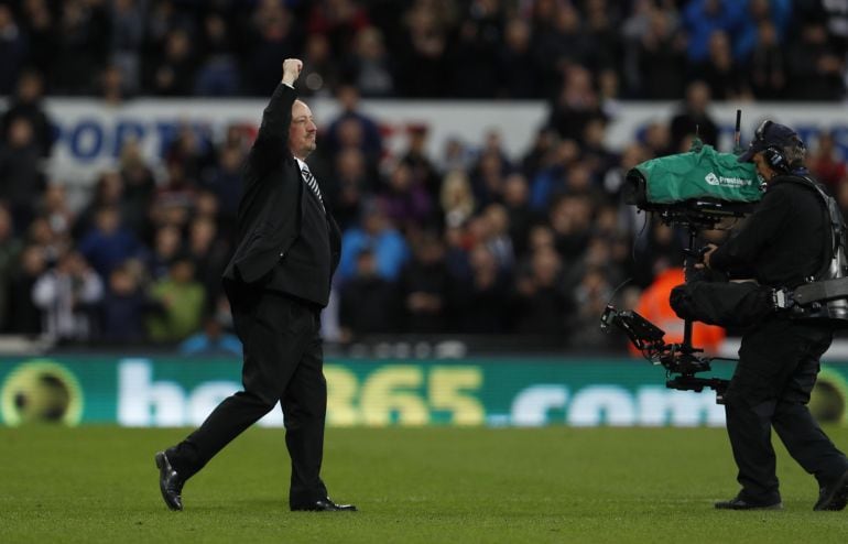 Rafa Benítez celebra el ascenso del Newcastle United.