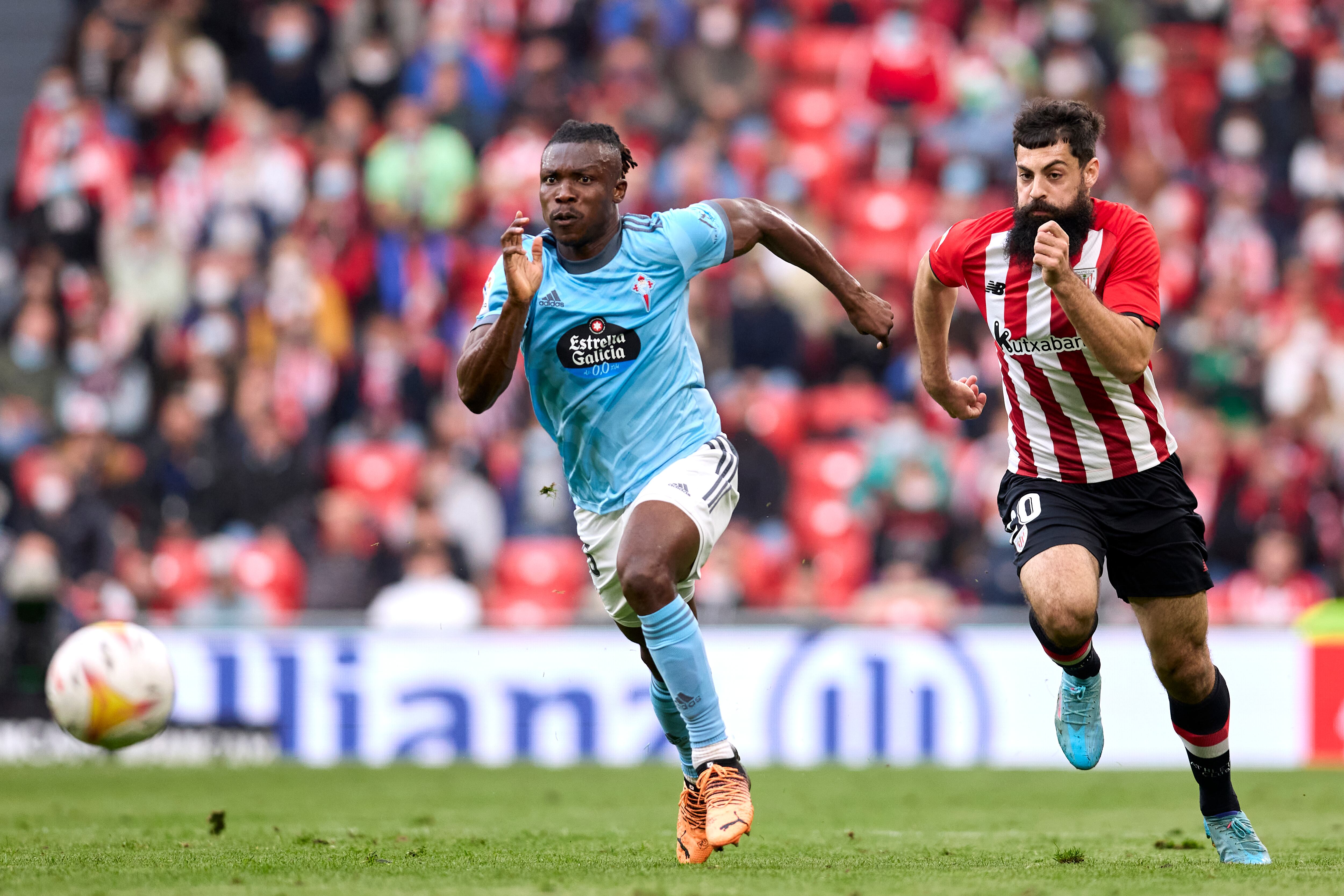 Asier Villalibre persigue a Aidoo