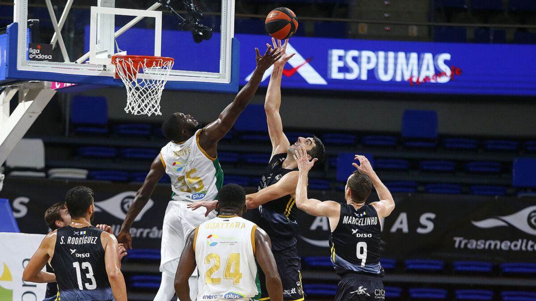 Shermadini pugna por un balón ante la oposición de un jugador bético