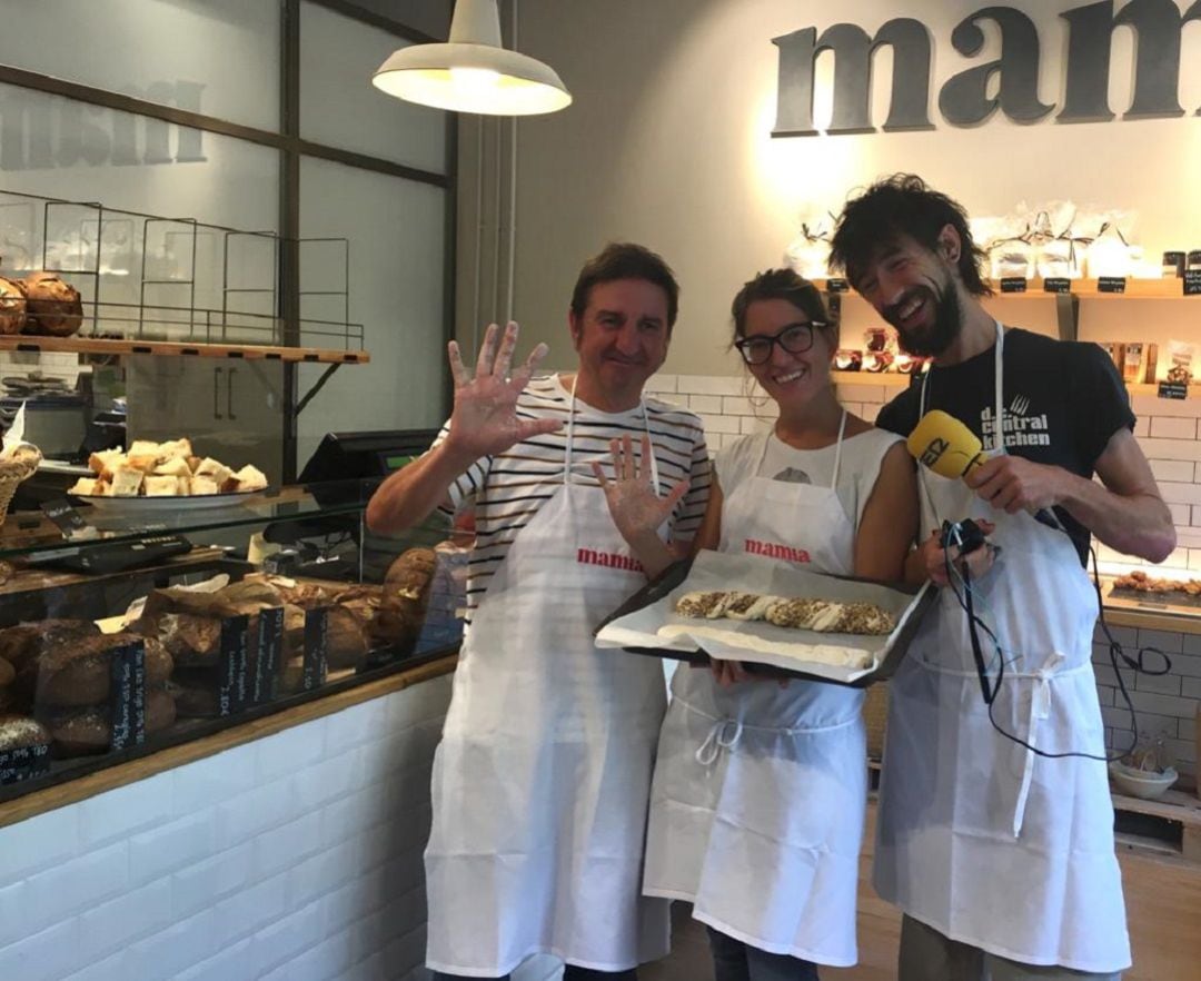 Txema, Naiara y Rubén con el pan a punto de ser horneado