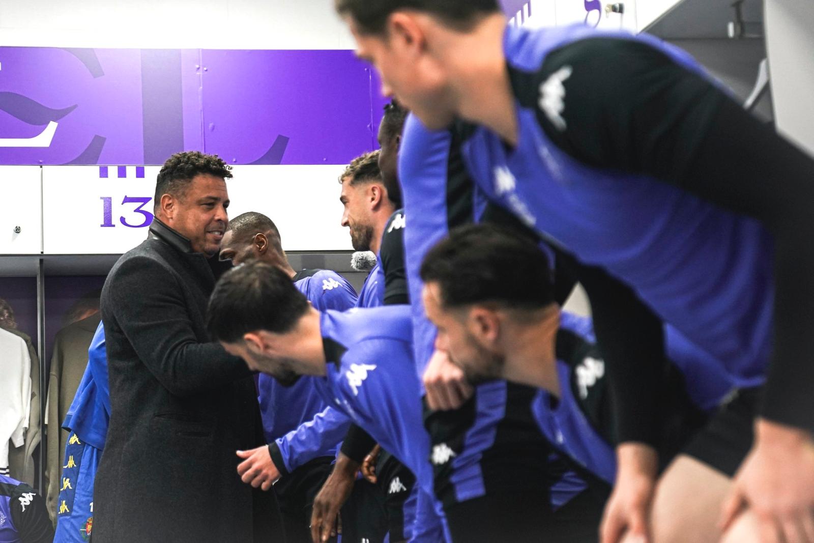 Ronaldo con la plantilla del Real Valladolid