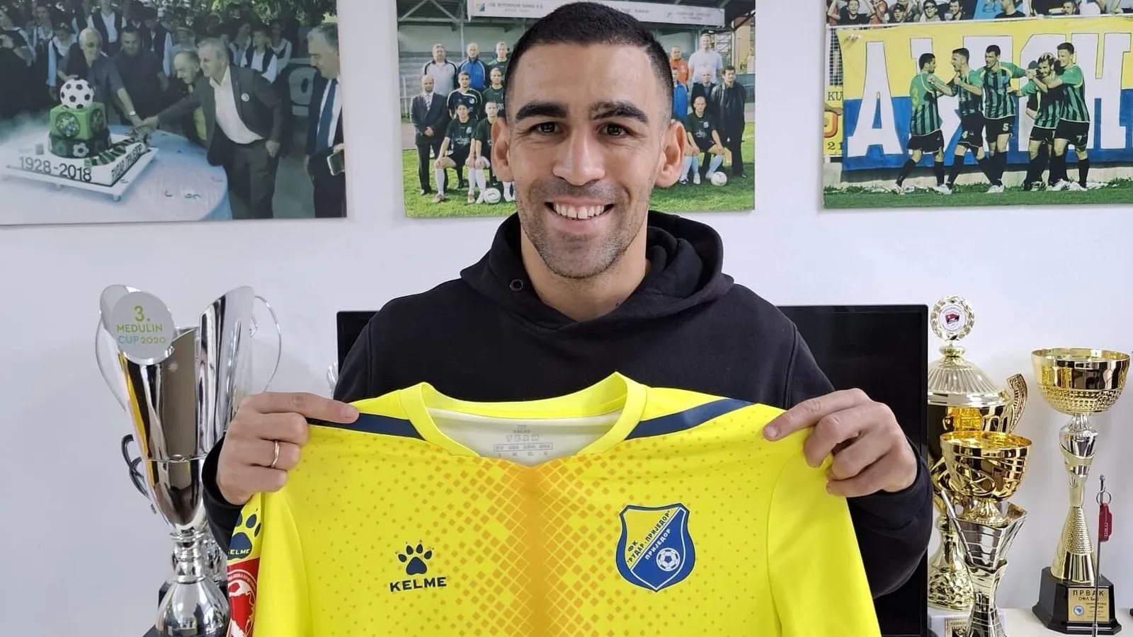 Dani Romera con la camiseta del FK Rudar-Prijedor.