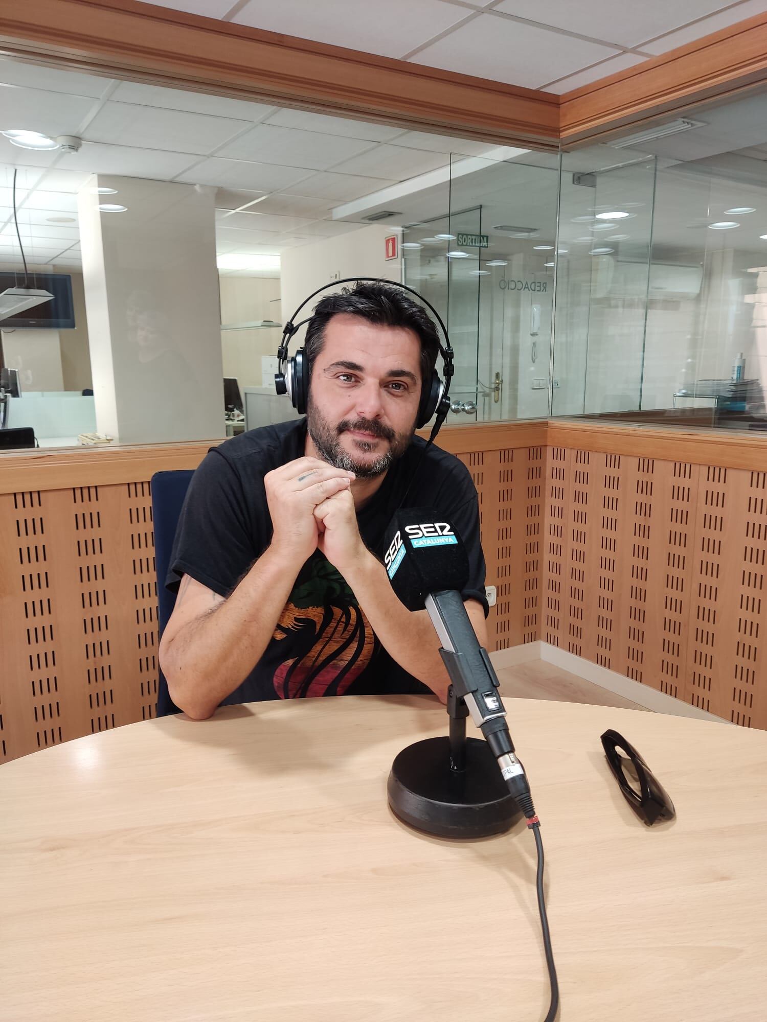 Miquel Abras, als estudis de Ràdio Girona.