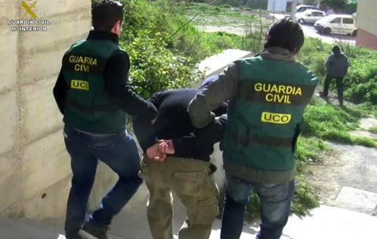 Fotografía de archivo facilitada por la Guardia Civil de la detención de Abdelmalek Tanem.