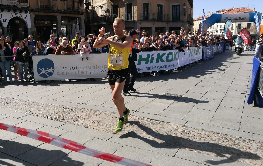 El leonés Sergio Sánchez entrando en la meta a los pies del Acueducto