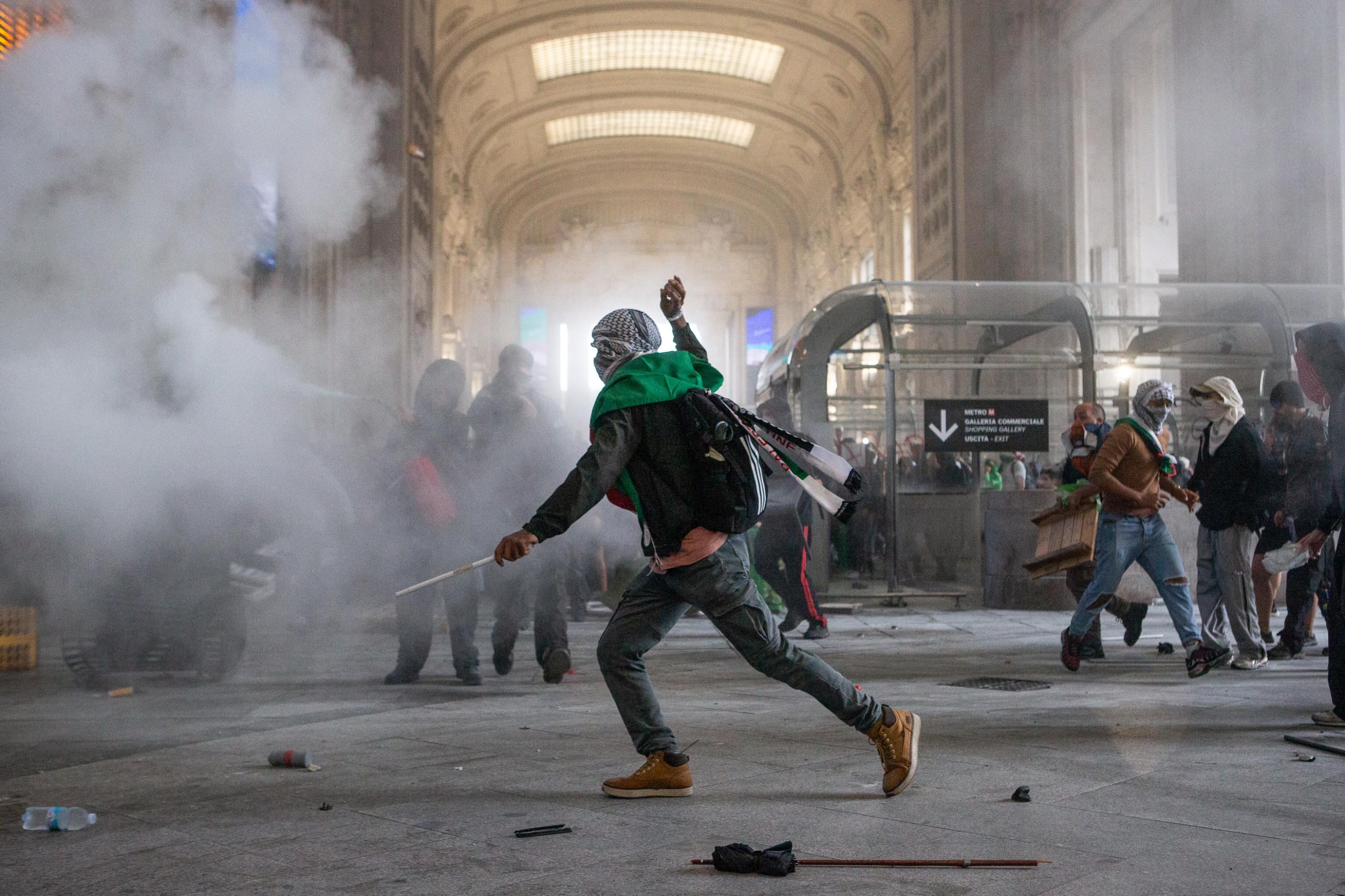 Jornada de manifestaciones multitudinarias en Italia con disturbios en Milán y Bolonia