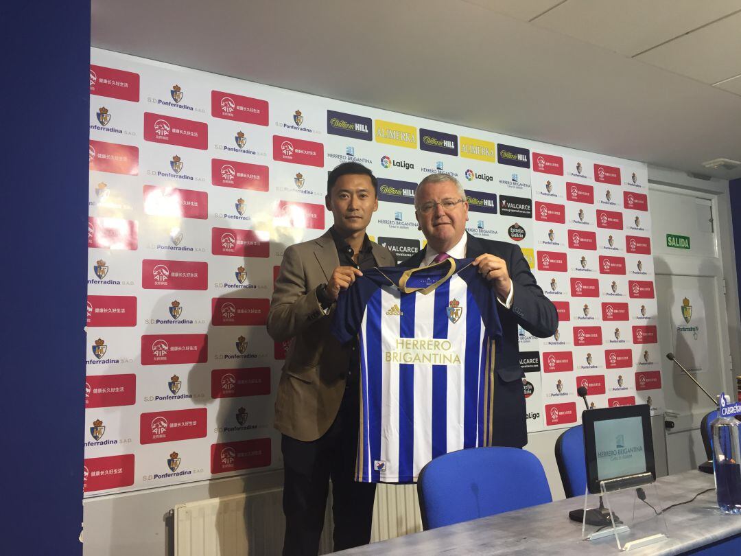 El centrocampista chino, LeiLei Gao, durante su presentación oficial como nuevo jugador de la Ponferradina junto al consejero, Alfonso González Hevia.