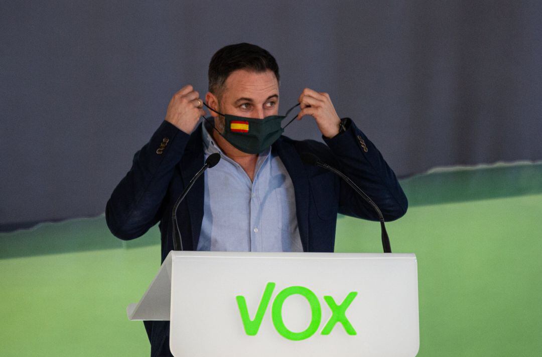 El presidente de Vox, Santiago Abascal, se quita la mascarilla momentos antes de su intervención en Vitoria