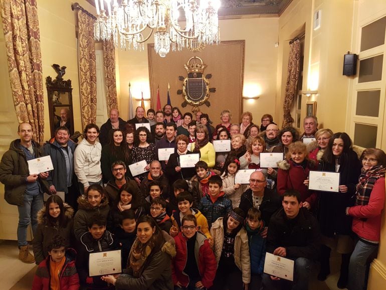 Foto de familia de todos los premiados en el concurso de belenes y del certamen de villancicos