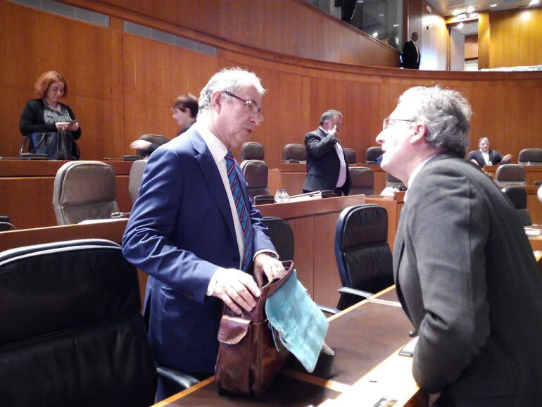 El consejero de Hacienda, Fernando Gimeno, dialoga con el de Desarrollo Rural, Joaquín Olona, esta mañana en las Cortes