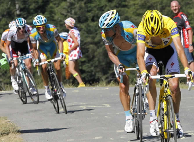 El ciclista español Alberto Contador aprovecha la avería en la cadena del luxemburgués Andy Schleck en Port de Balés durante la decimoquinta etapa del Tour de Francia