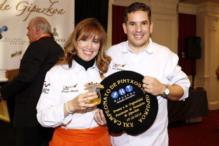 Nahiara y David, del Restaurante Danako, con la txapela del Premio a la Originalidad.