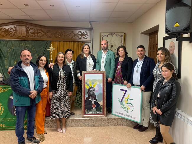 Algunos miembros de la Junta de Gobierno de la Cofradía con cartel y logotipo del 75 Aniversario