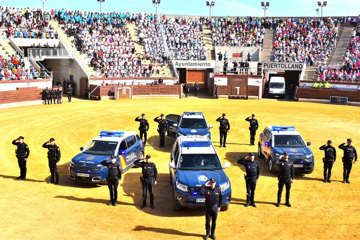 Efectivos policiales saludando desde el centro de la plaza de Puertollano