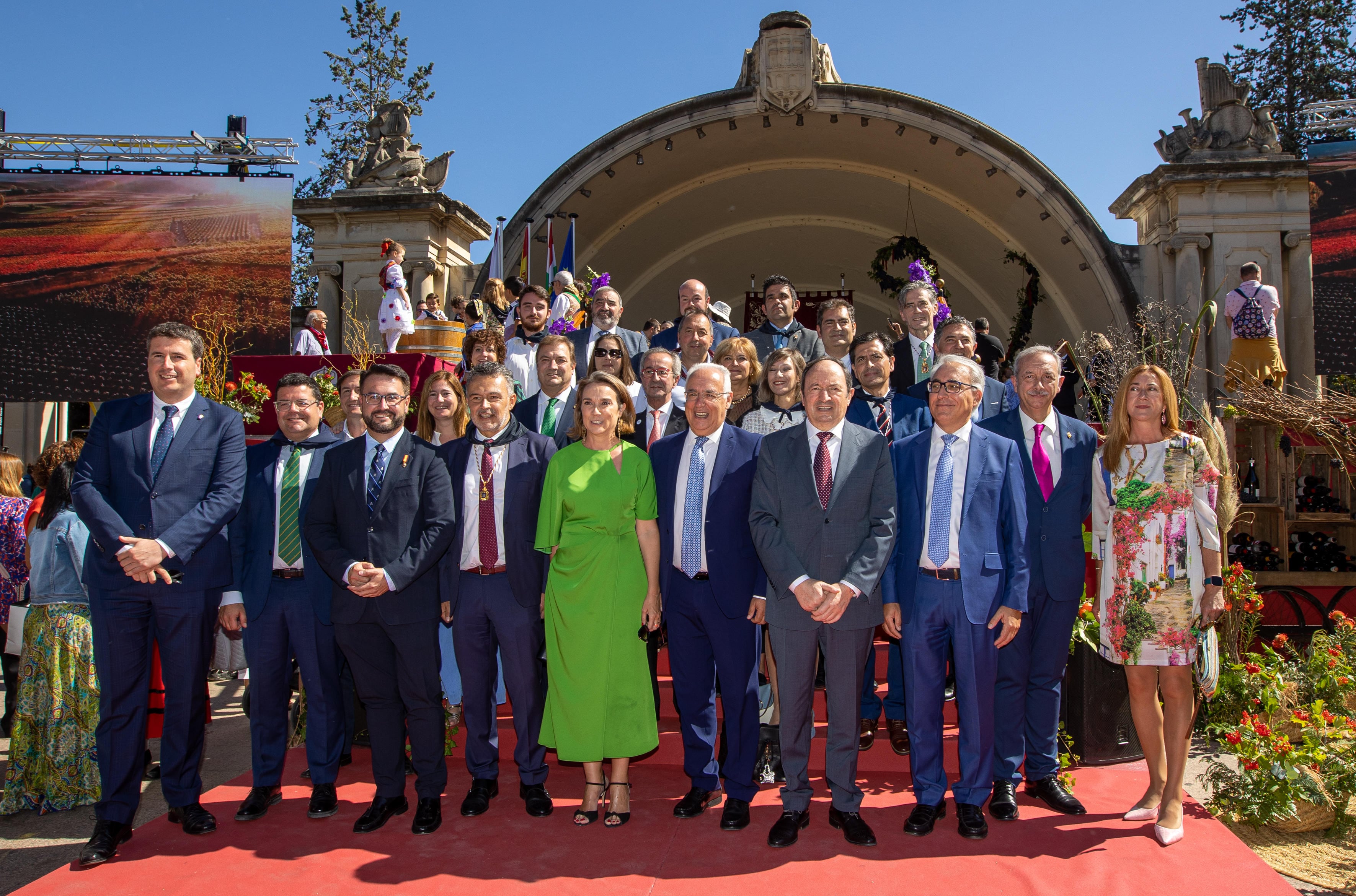 LOGROÑO, 21/09/2022.- Foto familia del grupo del Partido Popular en La Rioja con la asistencia de la portavoz del Grupo Parlamentario Popular y diputada por La Rioja, Cuca Gamara (5i), quien ha participado en el acto institucional del pisado de la uva y ofrenda del primer mosto a la Virgen de Valvanera, acto central de estas Fiestas de San Mateo y 65 de la Vendimia Riojana celebrado en el paseo del Espolón de Logroño. EFE/ Raquel Manzanares
